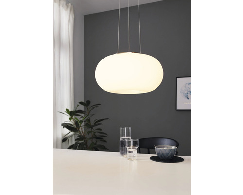 Oválné skleněné závěsné svítidlo nad jídelním stolem