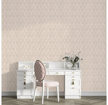 Scéna se vzorovanou tapetou, bílým toaletním stolkem a židlí