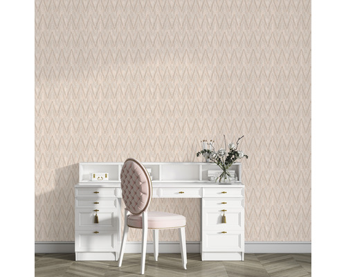 Scéna se vzorovanou tapetou, bílým toaletním stolkem a židlí