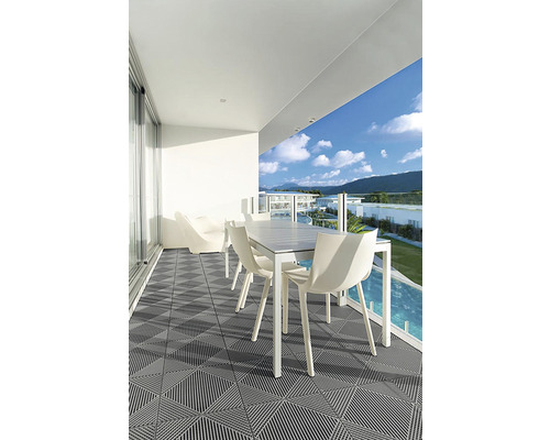 Balkon s terasovými dlaždicemi, stolem a židlemi