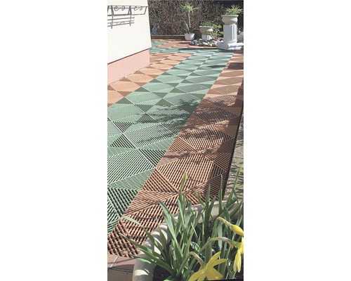 Položené terasové dlaždice ve venkovním prostoru