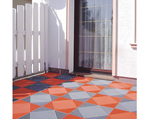 Venkovní podlaha s položenou dlažbou před domem