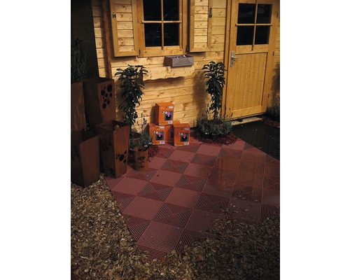 Scéna se zahradním domkem, květináči a terasovými dlaždicemi