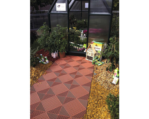 Scéna se skleníkem, rostlinami, zahradními potřebami a podlahovými dlaždicemi s geometrickým vzorem.