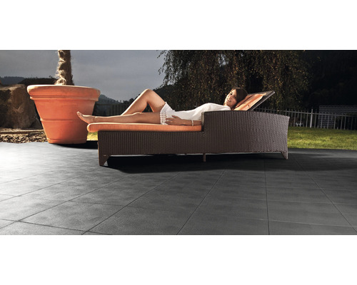 Terasa s terasovými dlaždicemi, lehátkem a květináčem venku