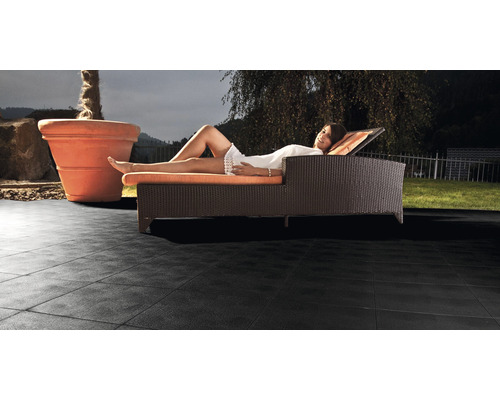 Terasa s podlahovými dlaždicemi a žena na lehátku