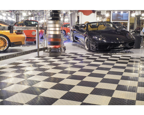 Šachovnicová podlahová krytina s několika sportovními vozy