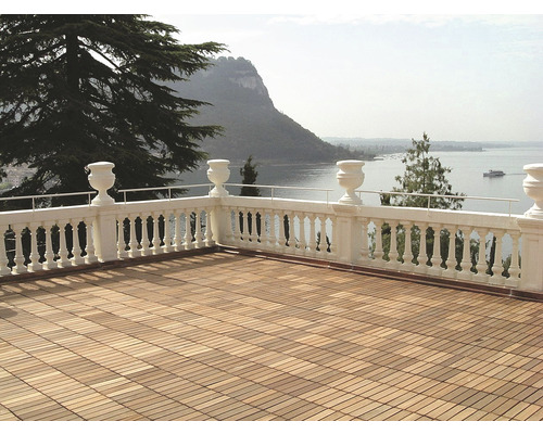 Terasa s podlahovými dlaždicemi a balustrádou s výhledem na jezero