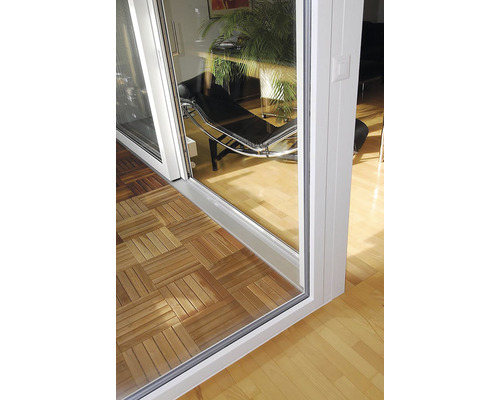 Detail terasových dveří s dřevěnou podlahou v interiéru