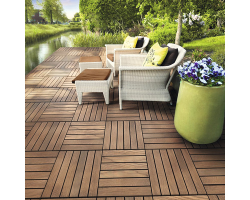 Terasa s dřevěnými dlaždicemi, ratanovými křesly a květináčem