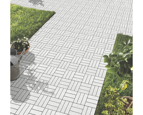 Terasa s položenými dlaždicemi v zahradě s trávníkem