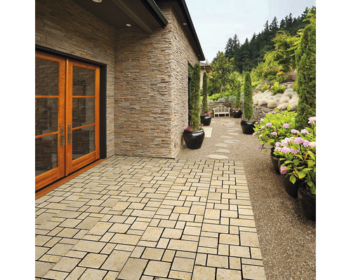 Exteriér s dlažebními kostkami, stěna domu s kamenným obkladem a zahradní cesta