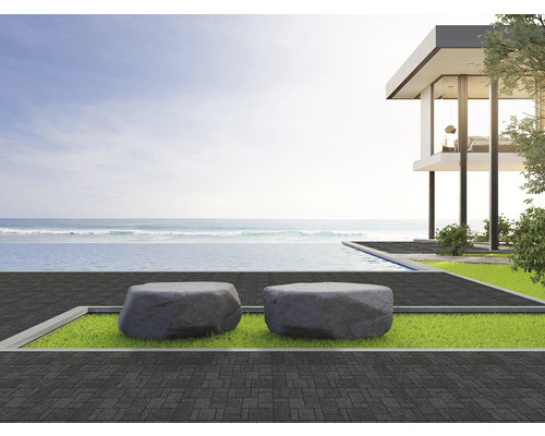 Exteriér se dvěma kamennými sedacími prvky, bazénem a moderním domem u moře