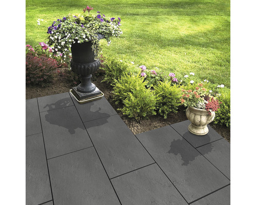 Zahradní chodník z kamenných desek s květináči a trávníkem