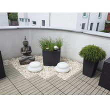 Balkon se sochou Buddhy, květináči, ozdobnými kameny a terasovými dlaždicemi