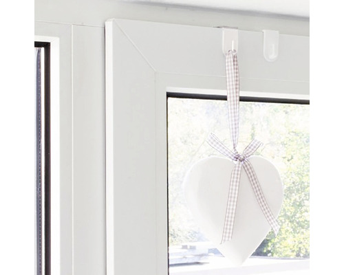 Ozdobné srdce visící na okenním rámu s háčky