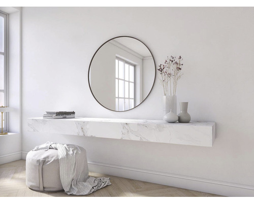 Scéna s kulatým zrcadlem, nástěnnou policí s mramorovým vzhledem, vázami, knihami a stoličkou.