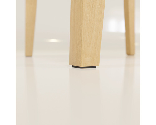 Detail dřevěných nohou židle s chrániči podlahy