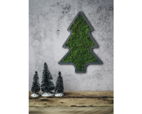 Dekorace s mechem vánočního stromku a malými umělými vánočními stromky