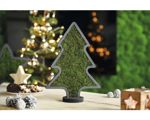 Dekorativní mechový strom z dřeva jako stolní dekorace pro vánoční období