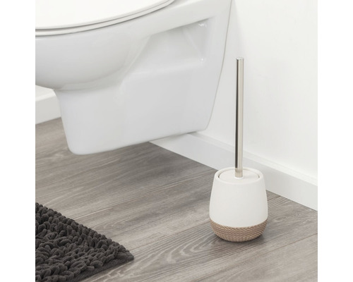 WC štětka s držákem vedle toalety