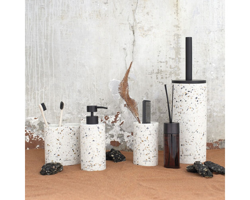 Sada koupelnových doplňků s dávkovačem mýdla, držákem na zubní kartáčky, WC kartáčem a nádobou