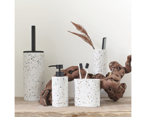 Koupelnová sada s dávkovačem mýdla, držákem na zubní kartáčky, toaletní štětkou a pohárkem