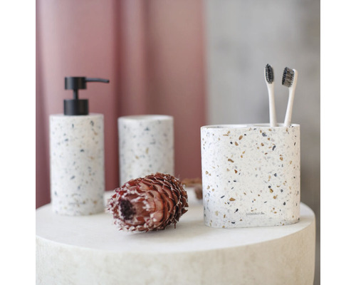 Sada koupelnových doplňků s dávkovačem mýdla, kelímkem a držákem na zubní kartáčky v teracovém designu