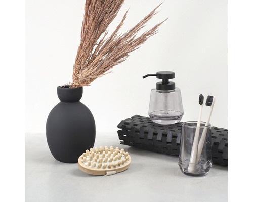 Zátiší v koupelně s vázou, pampovou trávou, dávkovačem mýdla, kartáčem, kelímkem na zubní kartáčky a zubními kartáčky