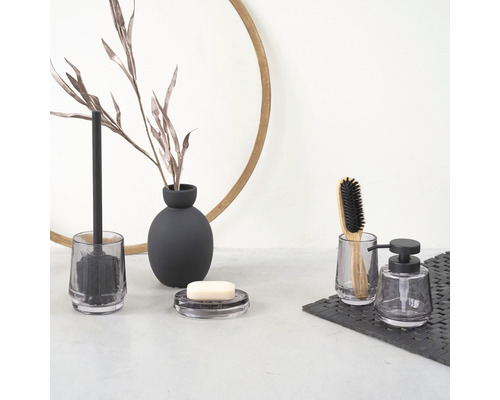 Koupelnová scéna s toaletní štětkou, dávkovačem mýdla, miskou na mýdlo a kartáčem na vlasy ze skla