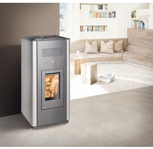 Peletová kamna v moderním obývacím pokoji s pohovkou a knihovnou.