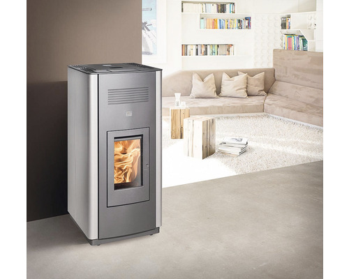 Peletová kamna v moderním obývacím pokoji s pohovkou a knihovnou.