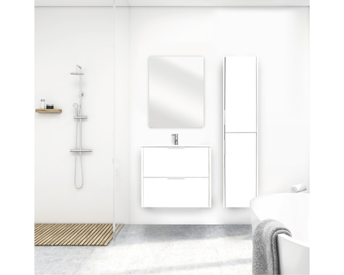 Světlá koupelna se sprchou, umyvadlem se zrcadlem a vysokou skříňkou.