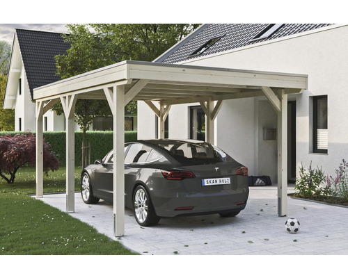 Přístřešek na auto SKAN HOLZ Grunewald 321 x 554 cm přírodní vč. EPDM fólie Dřevěný přístřešek pro auto s autem a fotbalovým míčem na předzahrádce