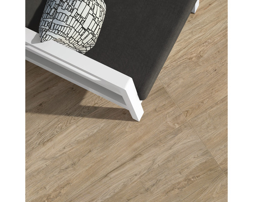 Podlahové dlaždice se vzhledem dřeva vedle lehátka s polštářem