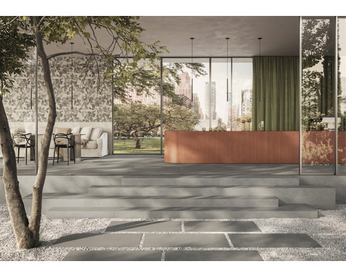 Prostorný pokoj s kamenným schodištěm, štěrkem, terasou a posezením