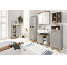 Světlá koupelna s umyvadlem, zrcadlovou skříňkou a koupelnovým nábytkem