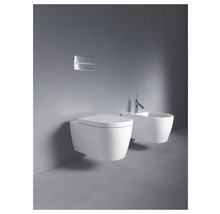 Závěsná toaleta a bidet s ovládacím panelem na stěně