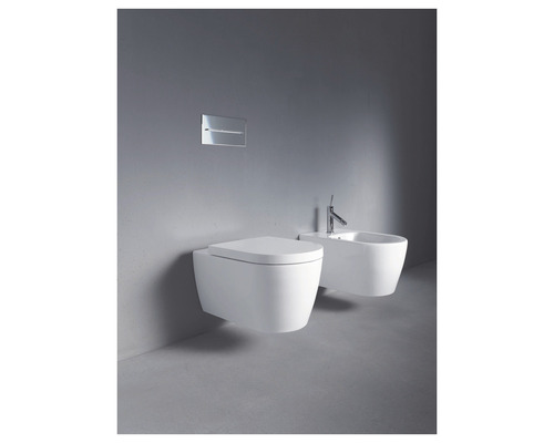 Závěsná toaleta a bidet s ovládacím panelem na stěně