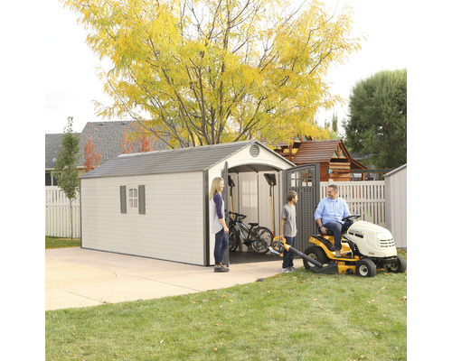Zahradní scéna s kůlnou na nářadí, sekačkou na trávu a lidmi v zahradě