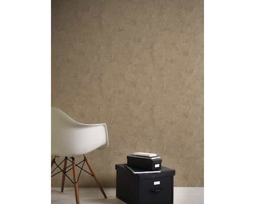 Interiér s béžovou strukturovanou tapetou, židlí a úložnými boxy