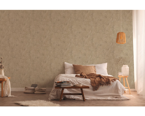 Ložnice s postelí a stěnou se strukturovanou tapetou