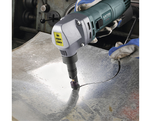 Nůžky na plech stříhají kovový plech