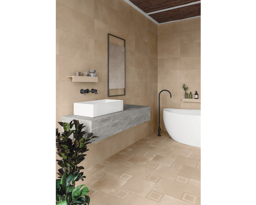 Světlá koupelna s béžovými obklady na stěnách a podlaze, volně stojící vana a umyvadlo