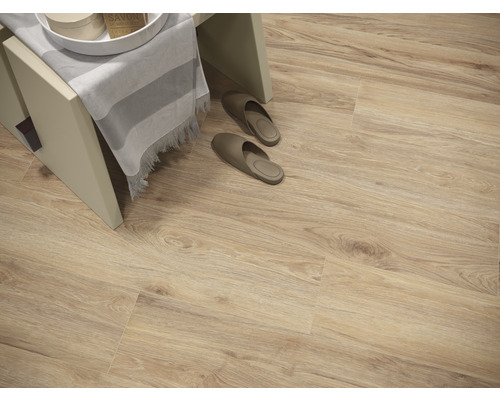Světlá vinylová podlaha s vzhledem dřeva, police a pantofle