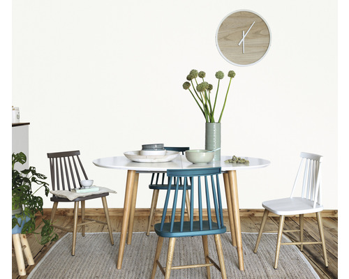 Jídelní stůl se židlemi, nádobím a vázou s květinami ve světlé místnosti