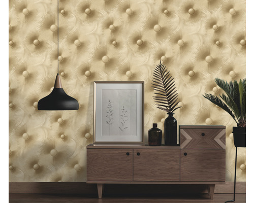 Interiér s čalouněnou tapetou, komoda, dekorace a lampa