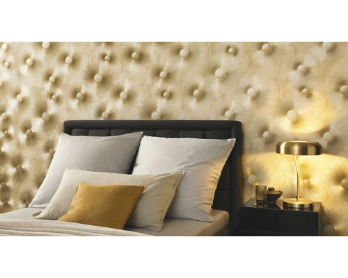 Ložnice s prošívanou tapetou, postelí a noční lampou