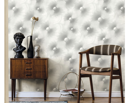 Scéna s komodou, židlí a vzorovanou tapetou pro dekoraci stěn