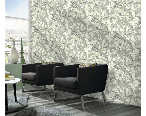 Obývací pokoj s květinovou tapetou, křesly a oknem